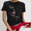 Svart T-shirt med skissartat ansikte i folie
