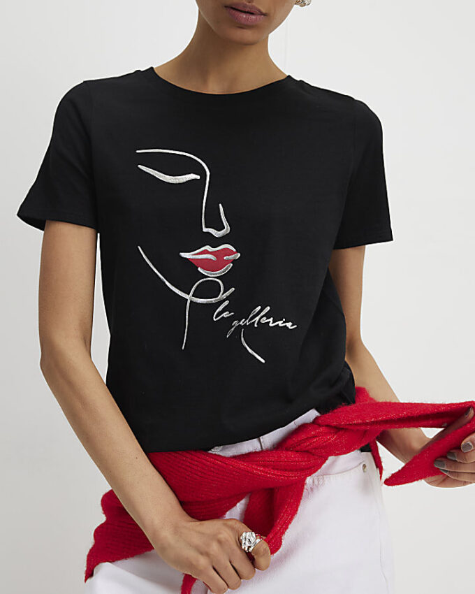Svart T-shirt med skissartat ansikte i folie