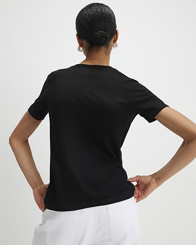 Svart T-shirt med skissartat ansikte i folie