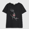 Svart T-shirt med skissartat ansikte i folie