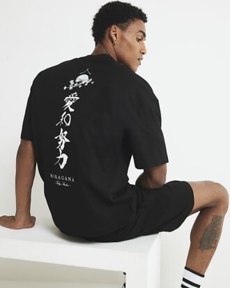 Svart T-shirt och shorts med japanskt tryck