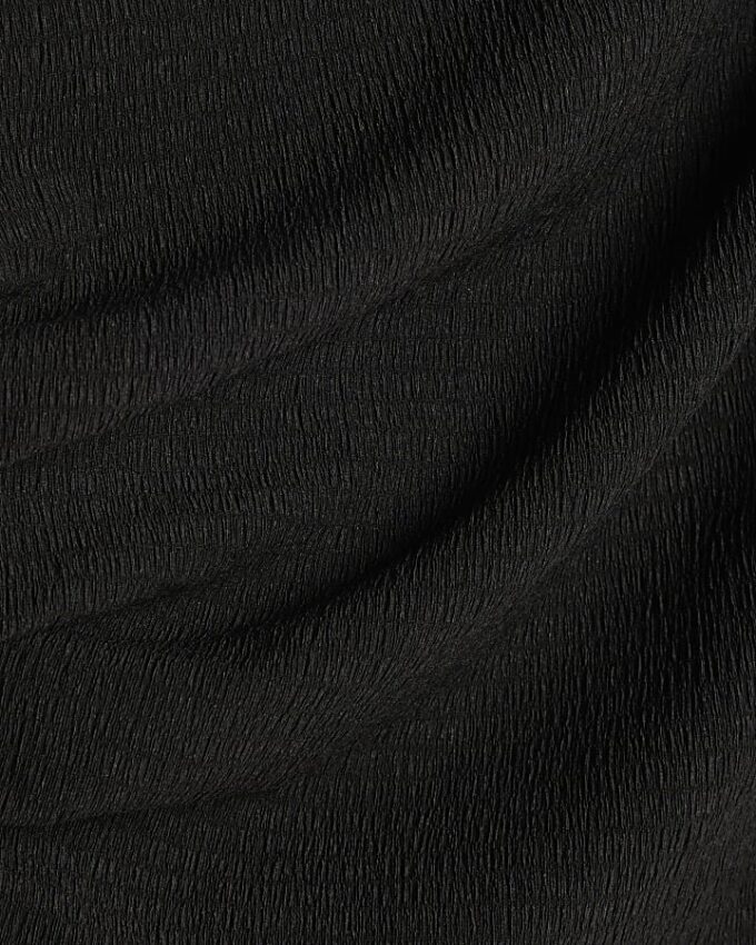 Svart texturerad kortärmad topp med bar axel