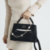 Svart totebag med ficka fram och charm