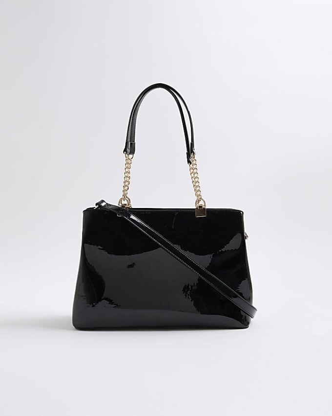 Svart totebag med kedjehandtag och prägling