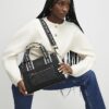 Svart totebag med monogram på framsidan