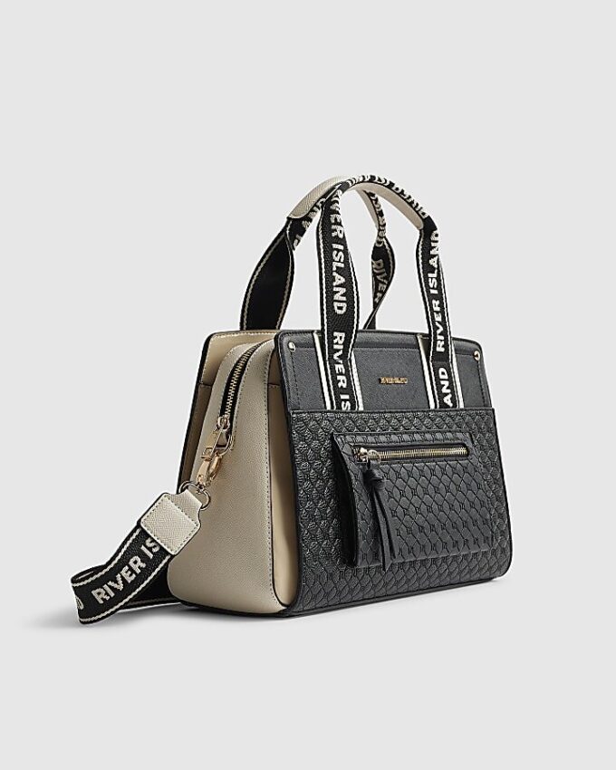 Svart totebag med monogram på framsidan