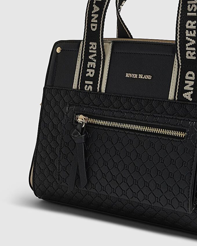 Svart totebag med monogram på framsidan