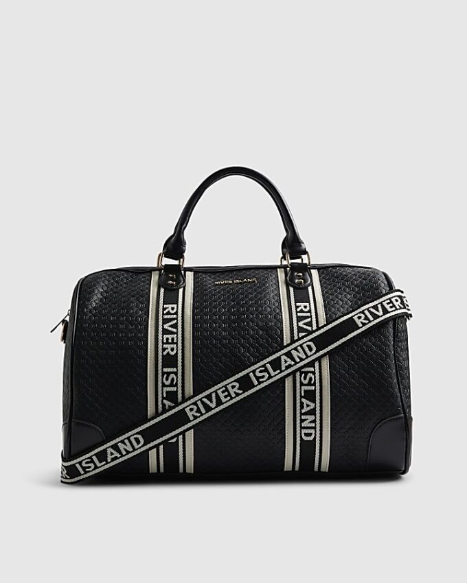 Svart vävd väska med monogram på framsidan