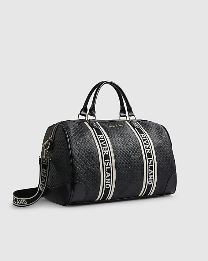 Svart vävd väska med monogram på framsidan