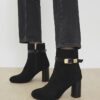 Svarta boots i imitationsmocka med rund klack och spänne
