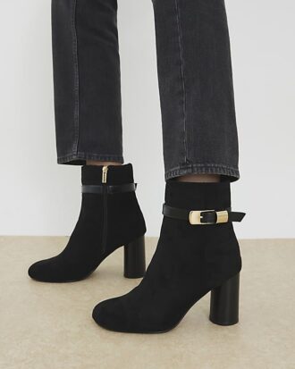 Svarta boots i imitationsmocka med rund klack och spänne