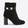 Svarta boots i imitationsmocka med rund klack och spänne