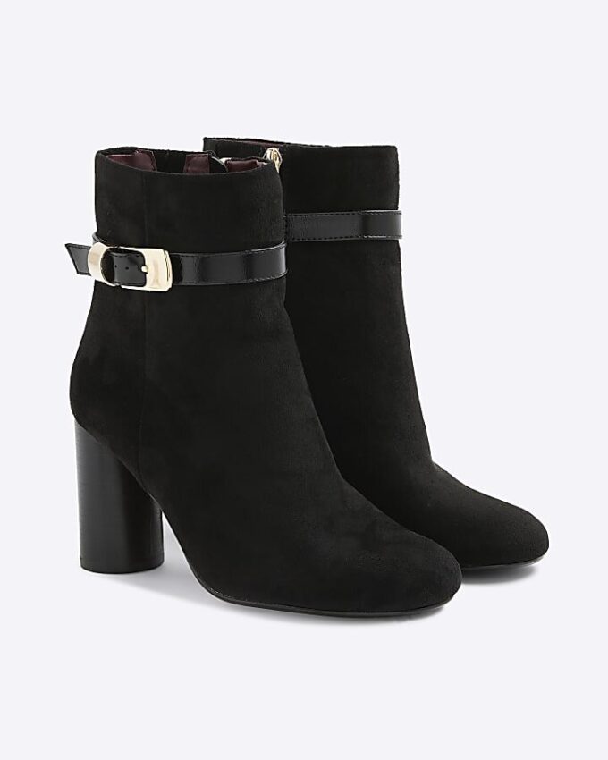 Svarta boots i imitationsmocka med rund klack och spänne
