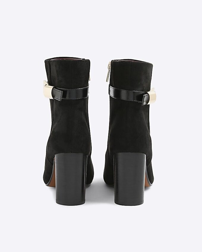 Svarta boots i imitationsmocka med rund klack och spänne