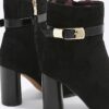 Svarta boots i imitationsmocka med rund klack och spänne