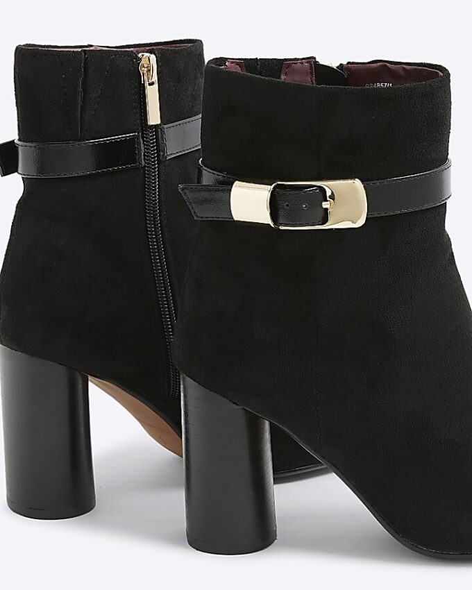 Svarta boots i imitationsmocka med rund klack och spänne