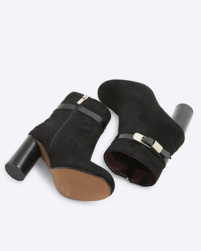 Svarta boots i imitationsmocka med rund klack och spänne