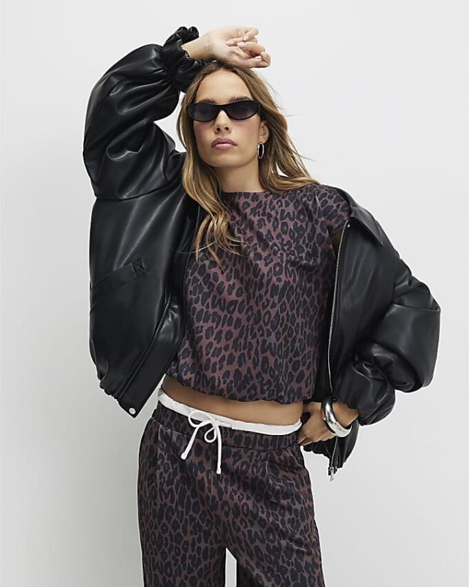 Svarta byxor med leopardmönster och vida ben