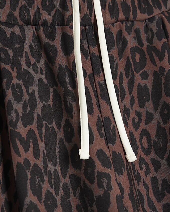 Svarta byxor med leopardmönster och vida ben