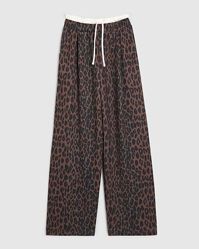 Svarta byxor med leopardmönster och vida ben