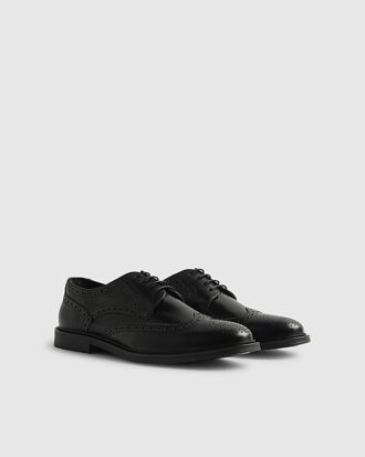 Svarta läderbrogues Svarta läderbrogues