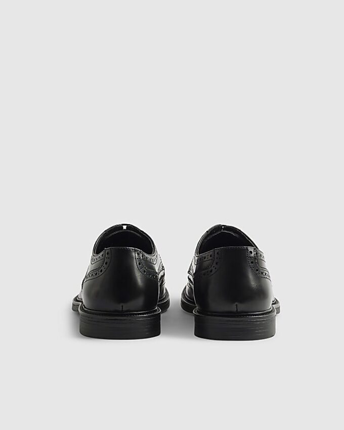 Svarta läderbrogues