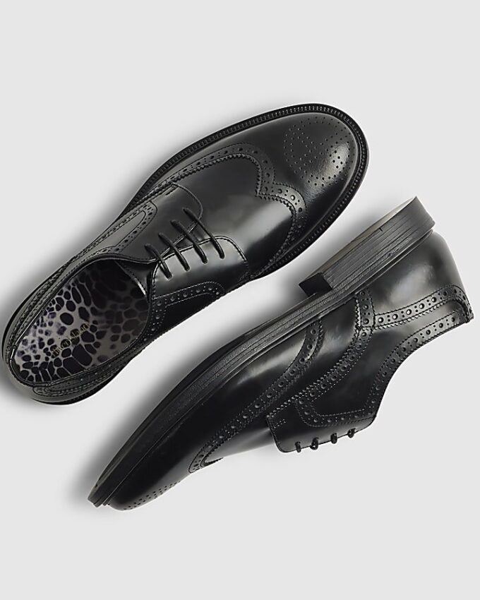 Svarta läderbrogues