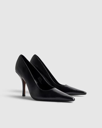 Svarta långa pumps med spetsig tå