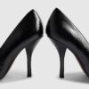 Svarta långa pumps med spetsig tå