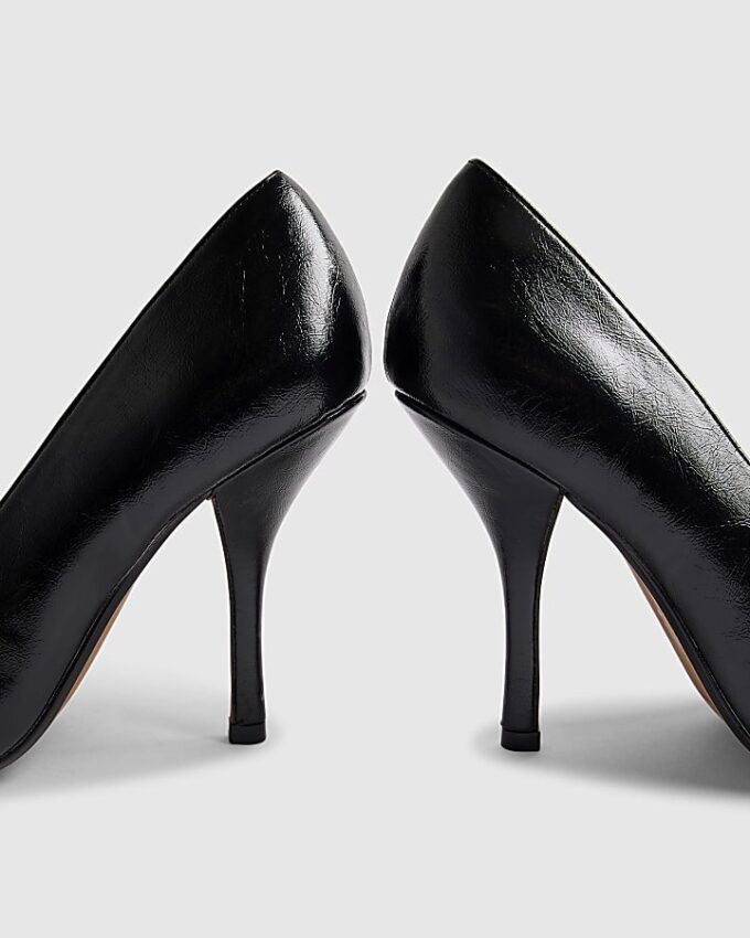 Svarta långa pumps med spetsig tå