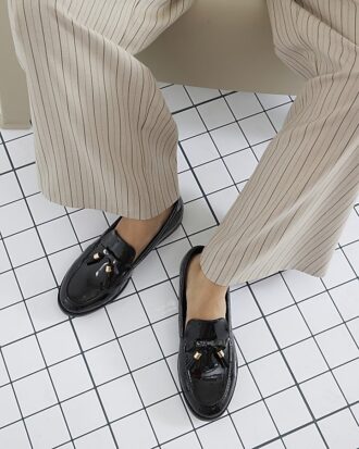 Svarta loafers med tofsar i lackläder