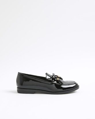 Svarta loafers med tofsar i lackläder