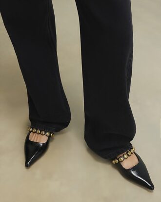Svarta platta pumps med nitar