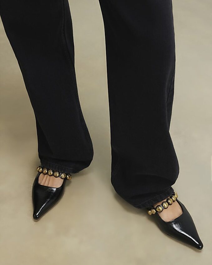 Svarta platta pumps med nitar