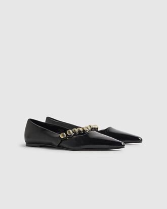 Svarta platta pumps med nitar