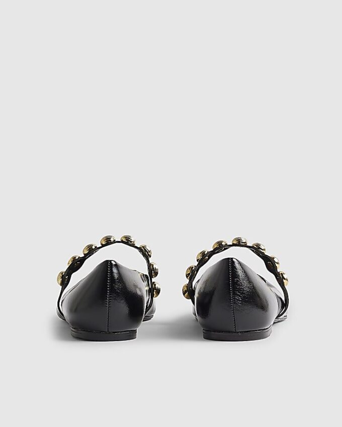 Svarta platta pumps med nitar