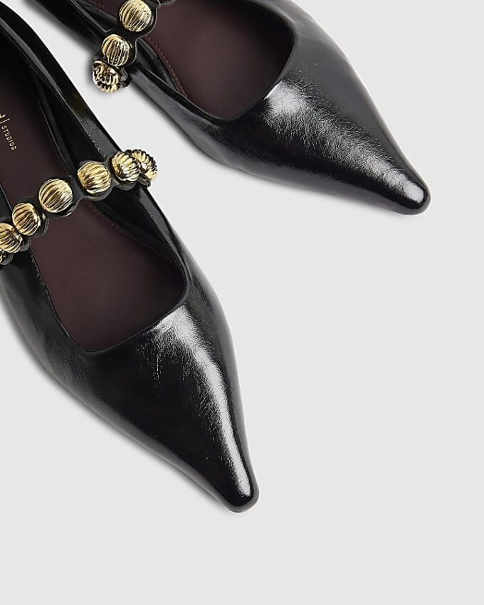 Svarta platta pumps med nitar