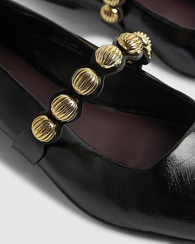 Svarta platta pumps med nitar