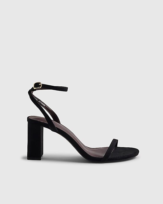 Svarta sandaler med bred passform och öppen tå