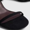 Svarta sandaler med bred passform och öppen tå