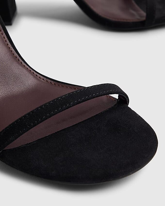Svarta sandaler med bred passform och öppen tå