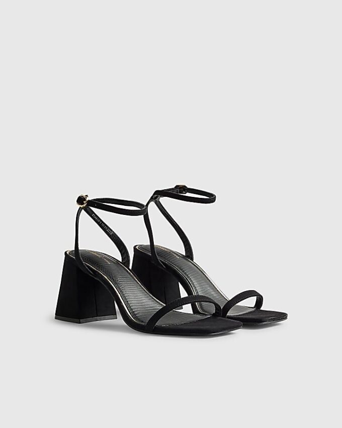 Svarta sandaler med remmar och klack
