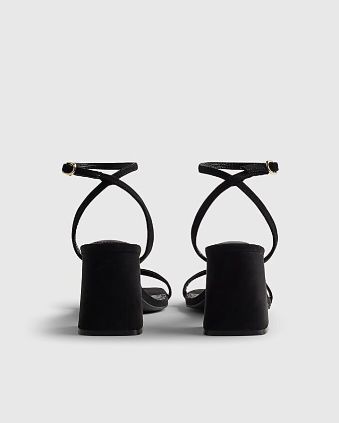Svarta sandaler med remmar och klack