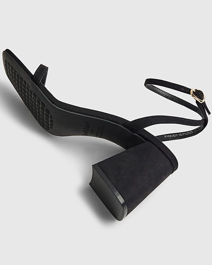 Svarta sandaler med remmar och klack