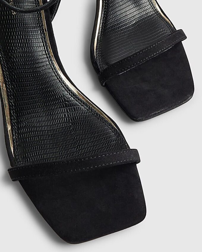 Svarta sandaler med remmar och klack