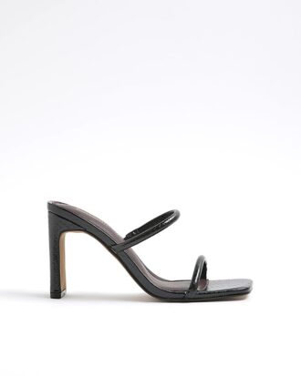Svarta sandaler med remmar och klack i bred passform