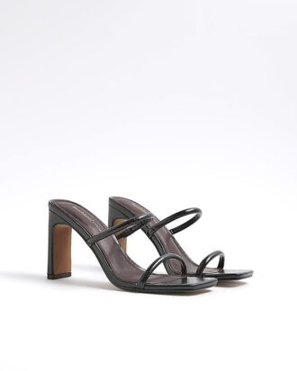 Svarta sandaler med remmar och klack i bred passform