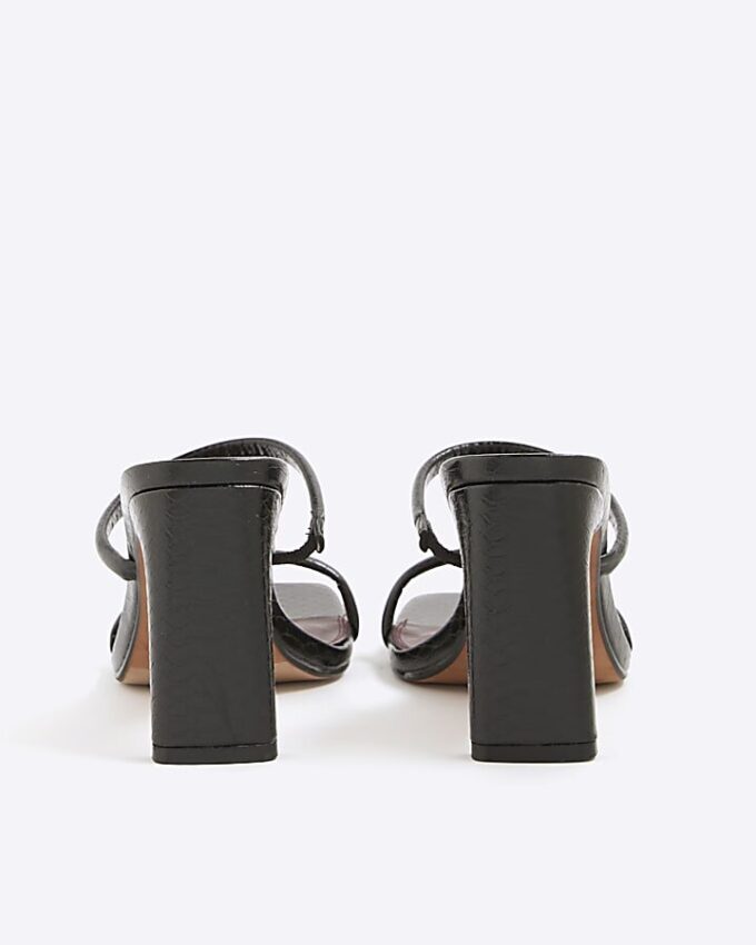 Svarta sandaler med remmar och klack i bred passform