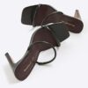 Svarta sandaler med remmar och klack i bred passform