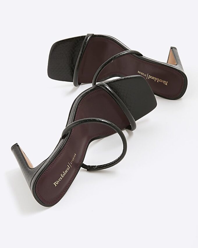 Svarta sandaler med remmar och klack i bred passform